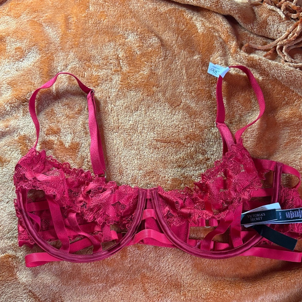 Victoria's Secret Scarlet Lace Bra (NWT)